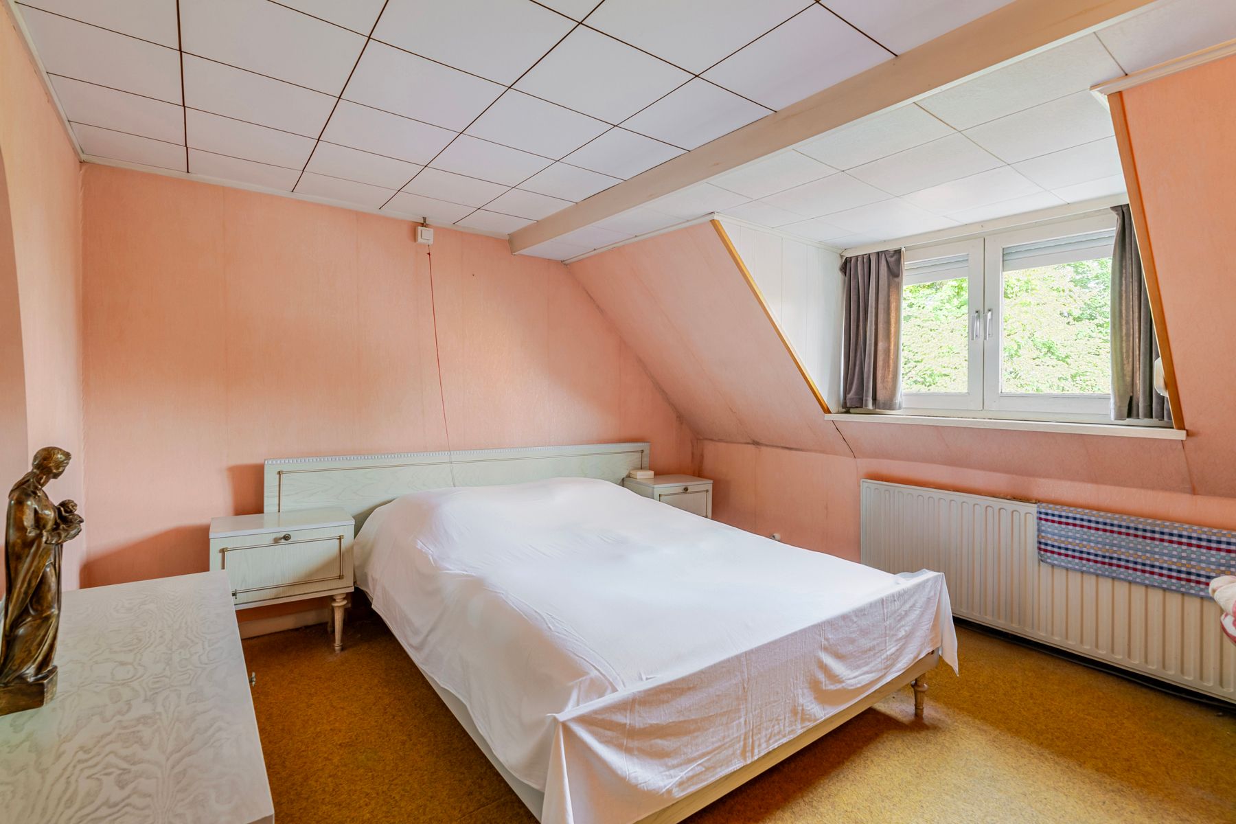 Ruime woning met meerdere bijgebouwen foto 18