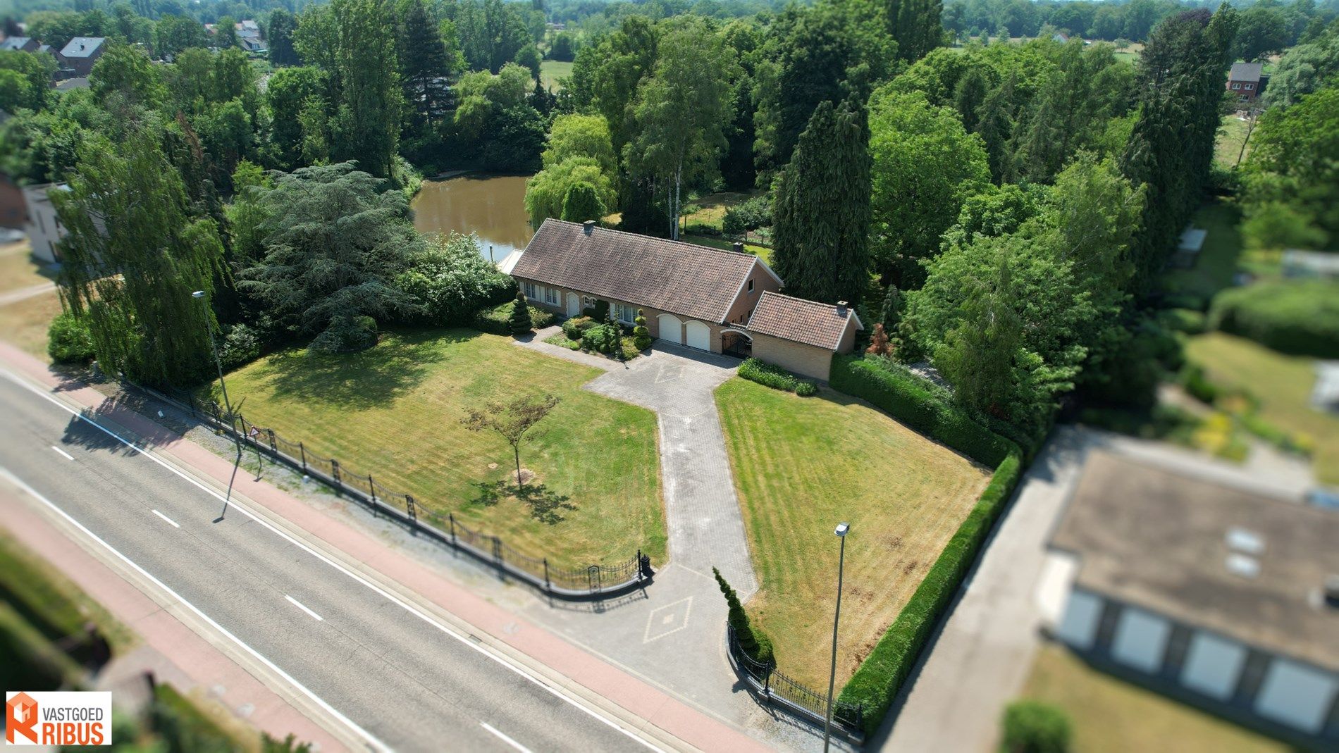 Prima onderhouden landhuis met 2 slaapkamers op een bijzonder groot perceel van 1ha 11a 60ca foto 1