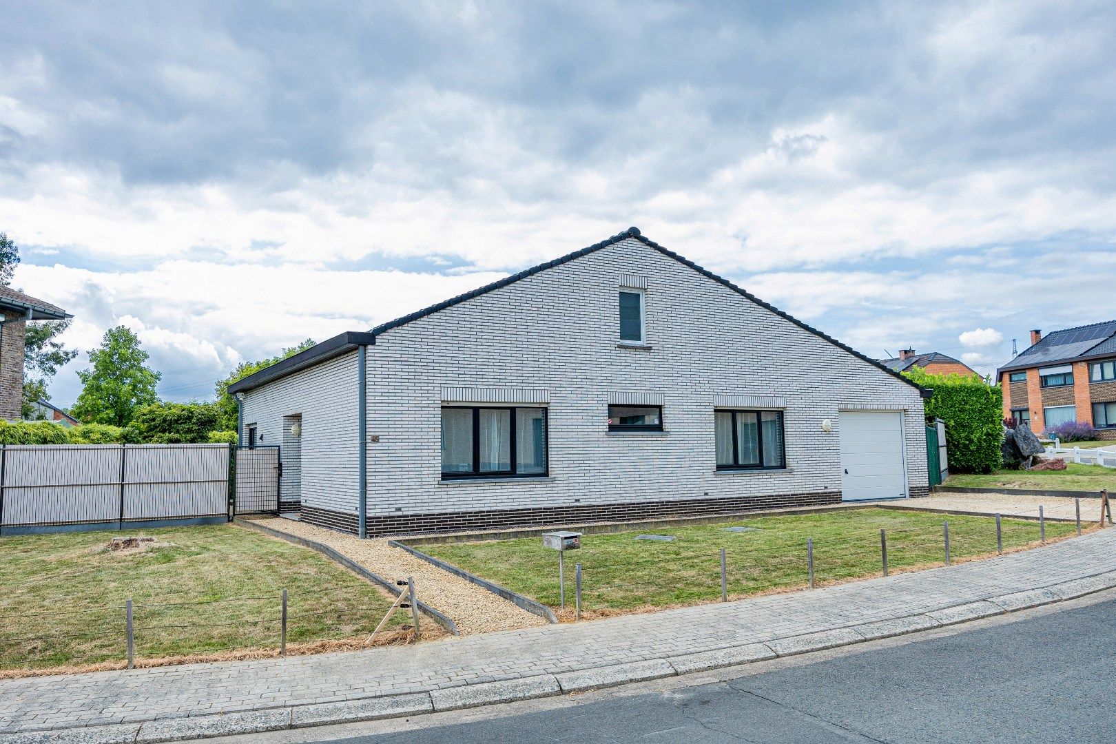 Ruime bungalow te koop met 2 slpk, garage en tuin foto 2