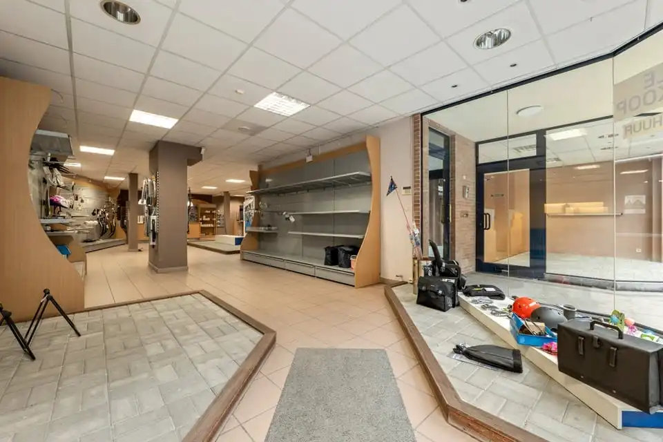 RUIM HANDELSPAND TE HUUR IN HET CENTRUM VAN SINT-TRUIDEN foto 6