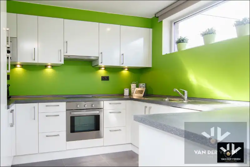 Knap afgewerkte, energiezuinige en ruime woning met vier slaapkamers, guesthouse/praktijkruimte op een centrale (maar toch bosrijke!) locatie te As foto 28