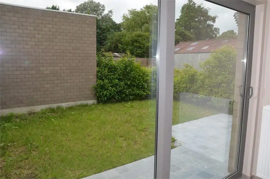 Gelijkvloers recent appartement met tuin. foto 11