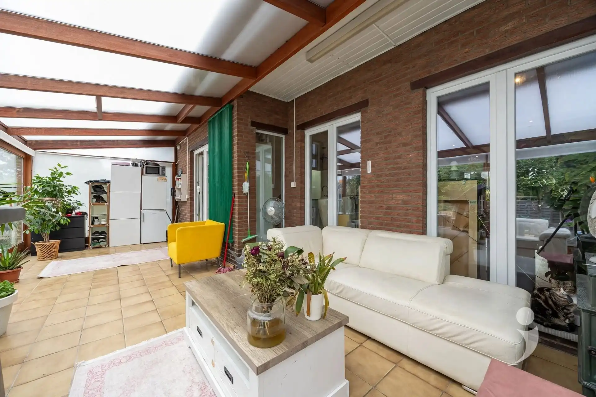 Gerenoveerde bungalow met zwembad in een rustige woonwijk foto 23