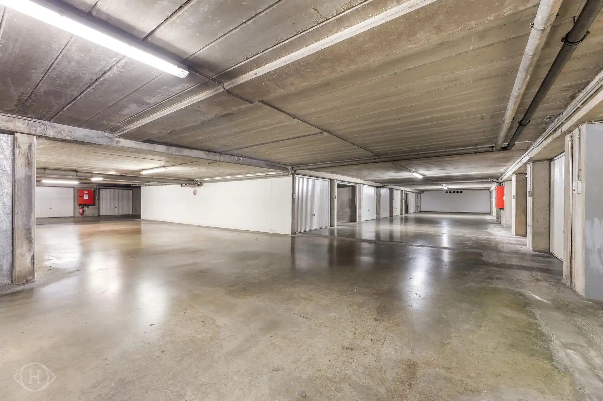 Volledig gerenoveerd 2-slpk appartement met garagebox foto 23