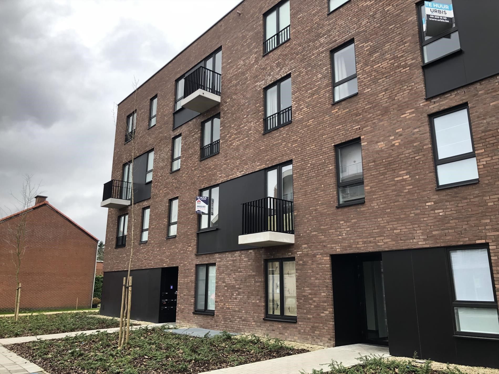 Instapklaar appartement met 2 slaapkamers, terras, staanplaats. foto 2
