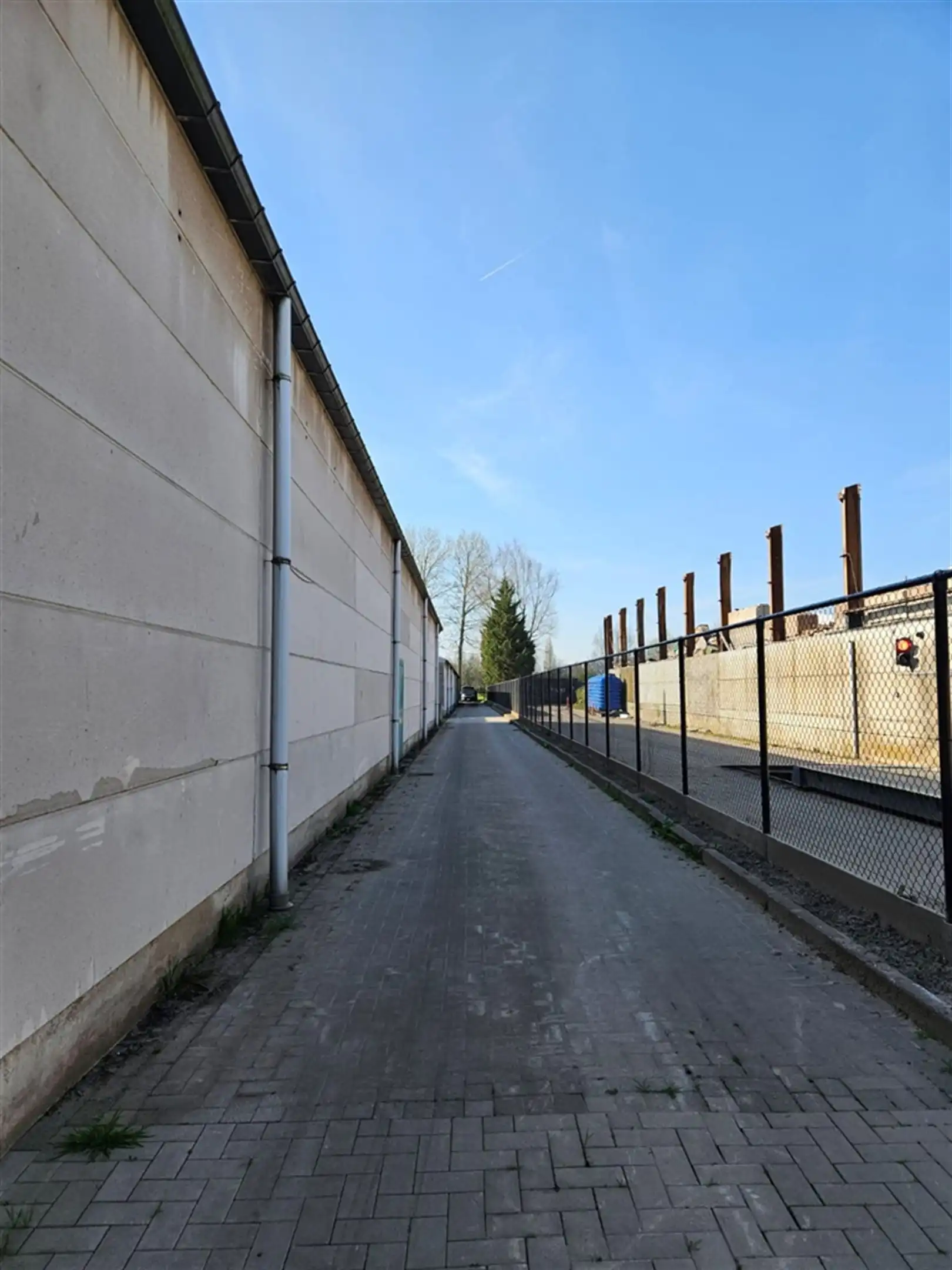 Magazijn met laadkades en kantoren foto 5