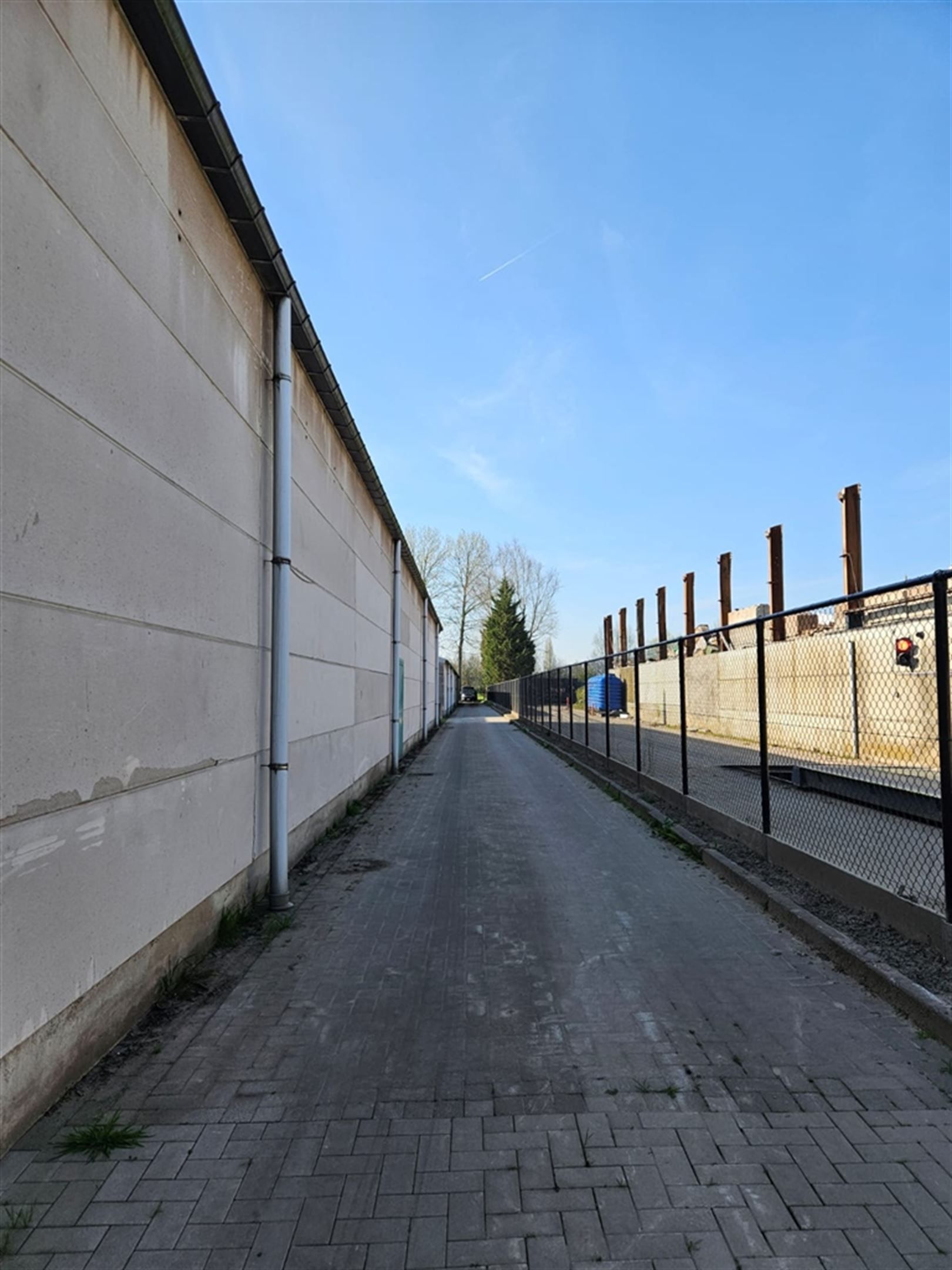 Magazijn met laadkades en kantoren foto 5