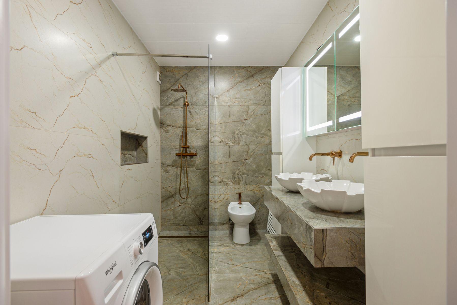 Uniek handelspand mét gerenoveerde woonst in het hart van Boom foto 3