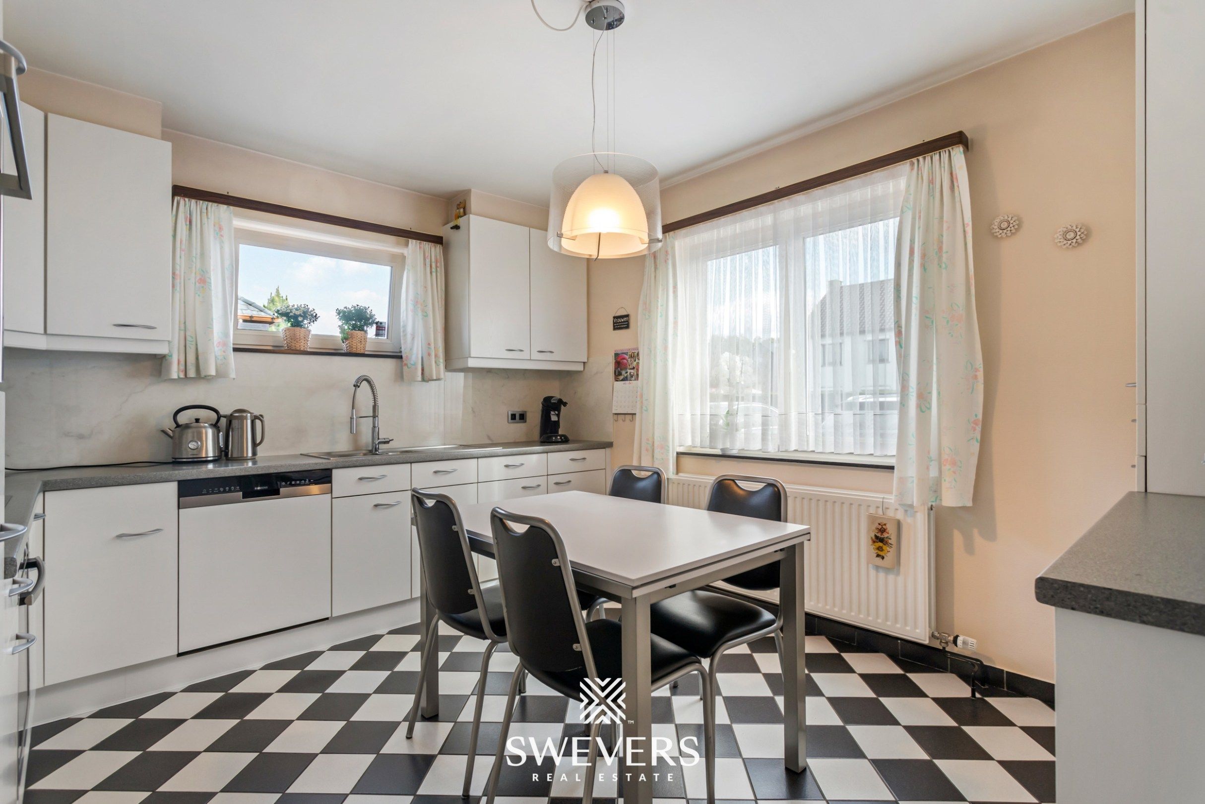 Ruime instapklare gezinswoning met 4 slaapkamers in rustige straat vlakbij Hasselt foto 8