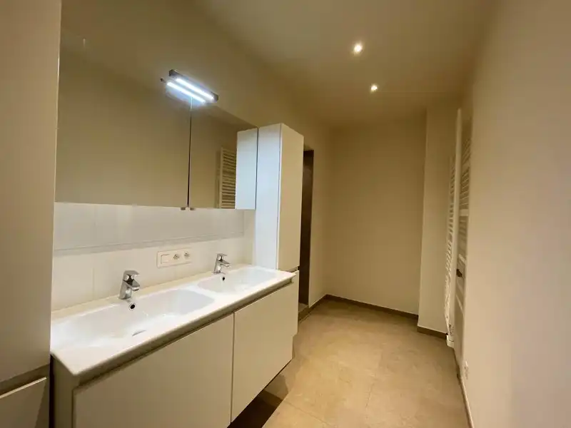 Instapklaar 2-slaapkamer appartement in hartje Kortrijk! foto 10