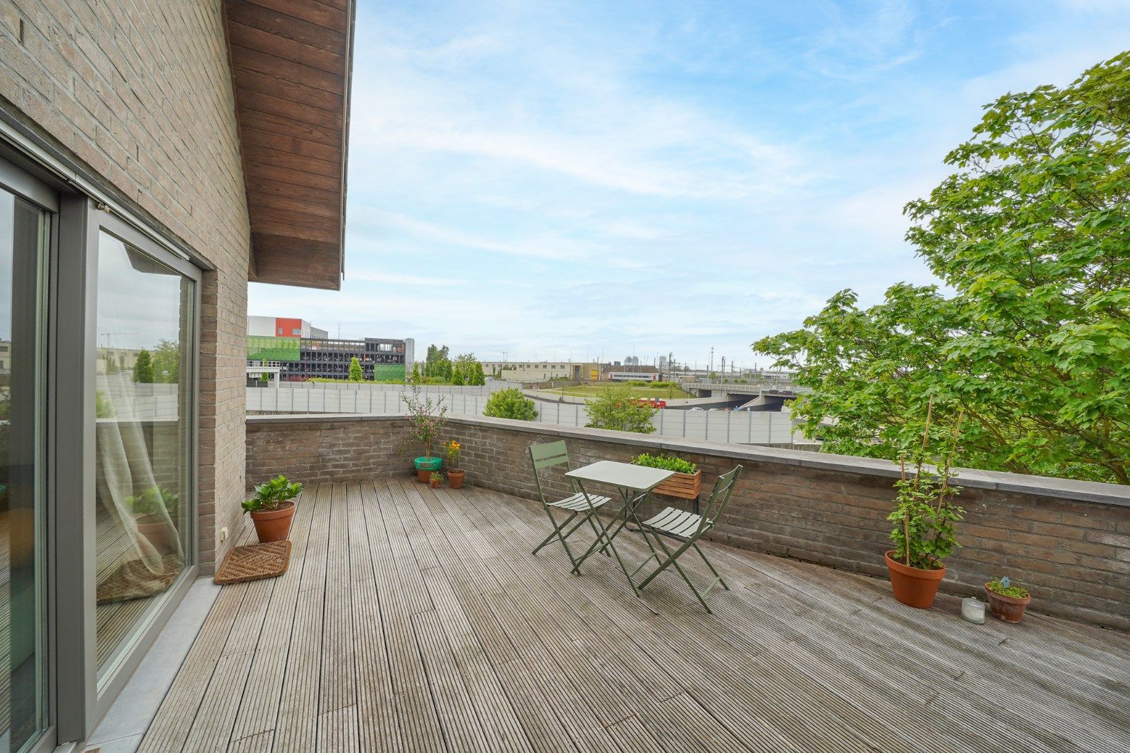 Lichtrijk duplexappartement met ruim terras in rustige doodlopende straat foto 2
