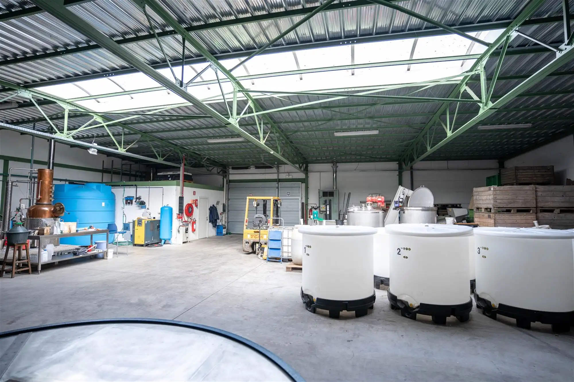 Ruime loods van 400m² met kantoor en parking foto 8