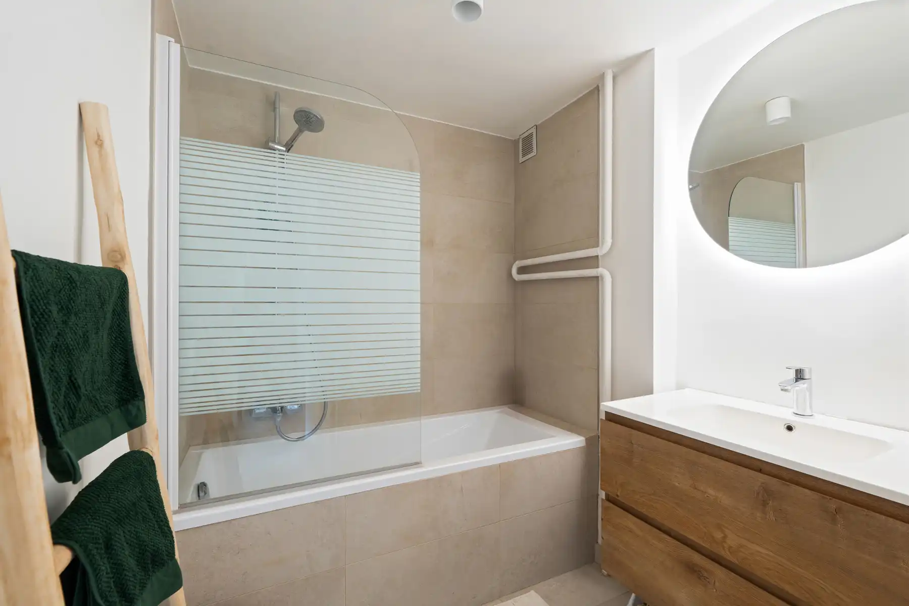 Sky-high Living in Anderlecht: Modern 2-Slpk Appartement met Fenomenaal Uitzicht foto 19