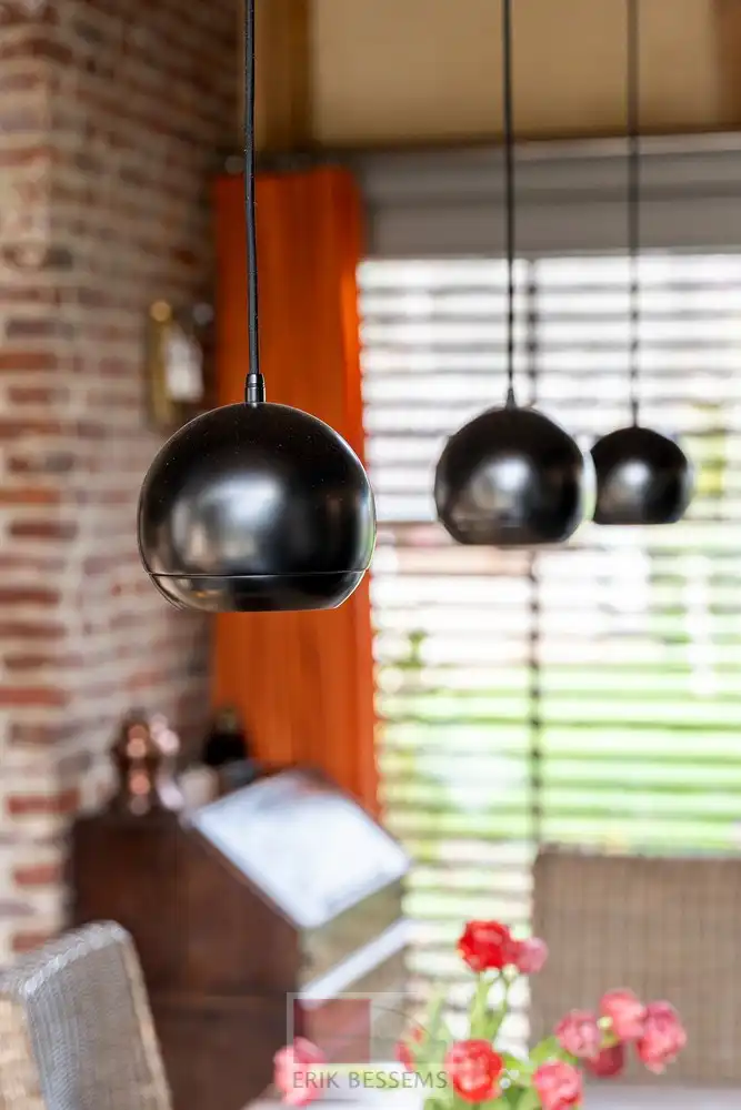 Een zeer karaktervol woonerf van maar liefst 3996 m² met bijzondere uitstraling, bestaande uit een prachtige hoofdwoning (voormalige schuur en stallen) en een charmant vakwerkhuis. foto 10