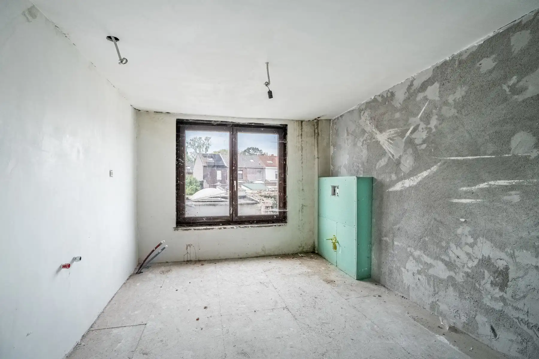 Te renoveren woning met veel potentieel foto 9