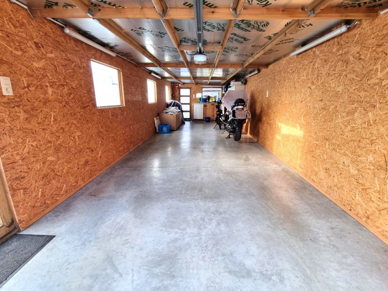 Instapklare, gerenoveerde woning met 2 slaapkamers, ruime garage en achterliggend groot terras foto 14