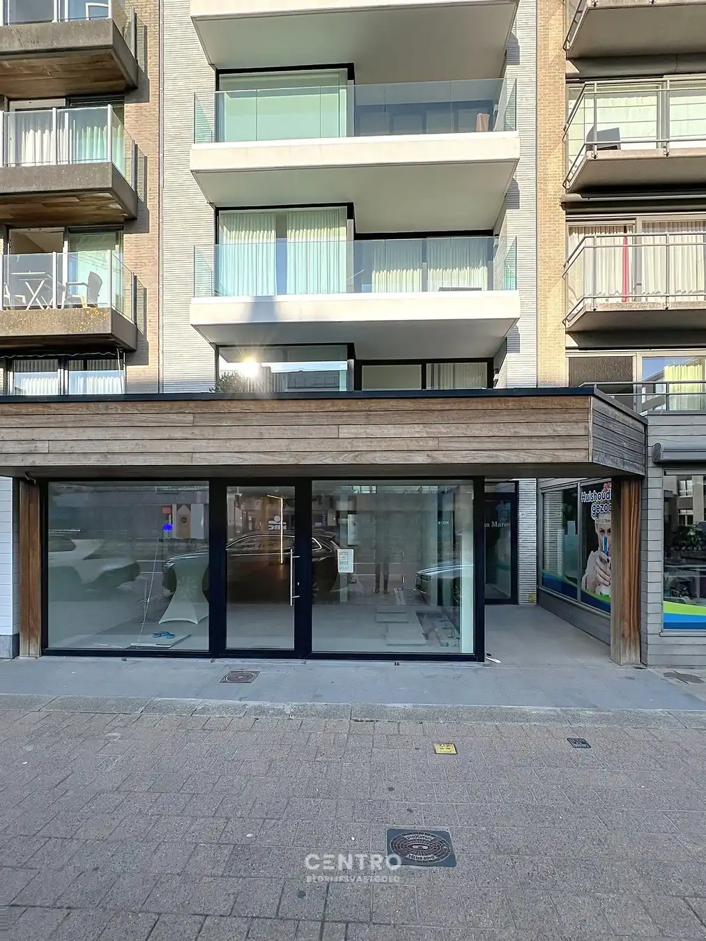 Nieuwbouw handelspand (± 100m²) met kelderberging (± 30m²) en terras achteraan, op commerciële toplocatie in Oostduinkerke-Bad ! foto 3