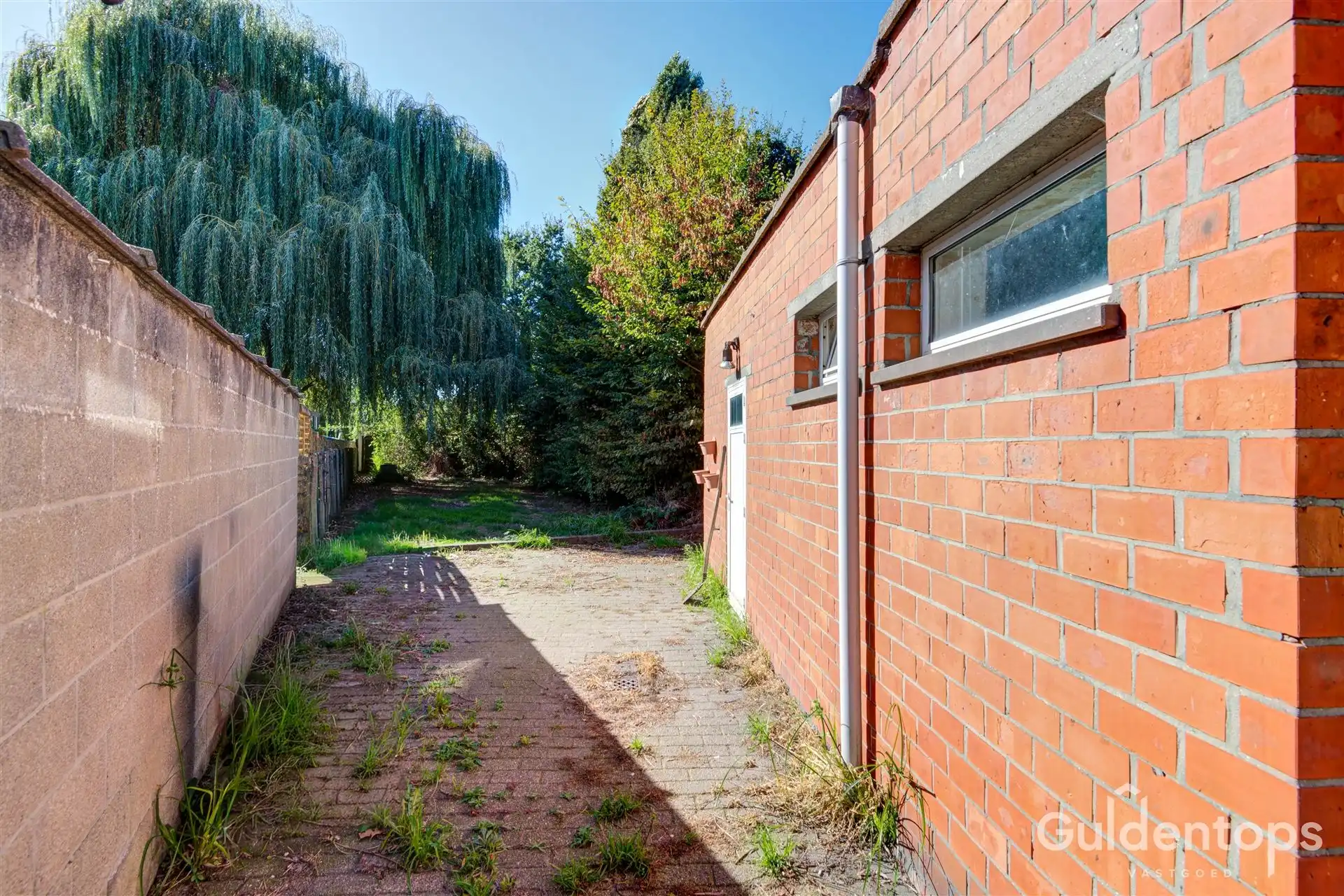 Te renoveren gezinswoning met 3 slaapkamers en grote tuin. foto 16