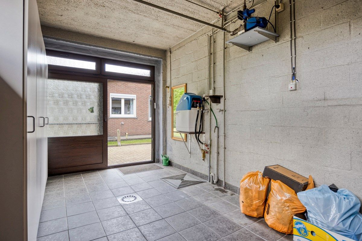 Ruime gelijkvloerse woning met zeer grote garage en leuke tuin te Tongeren  foto 24