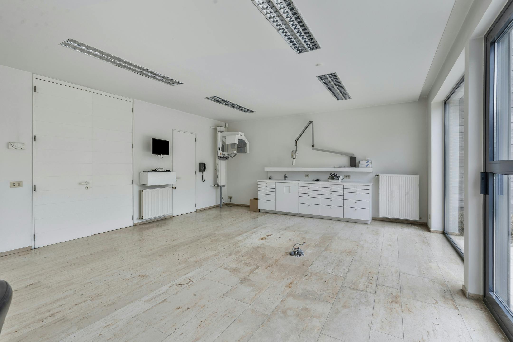 Praktijkruimte met kantoor te Bissegem foto 4