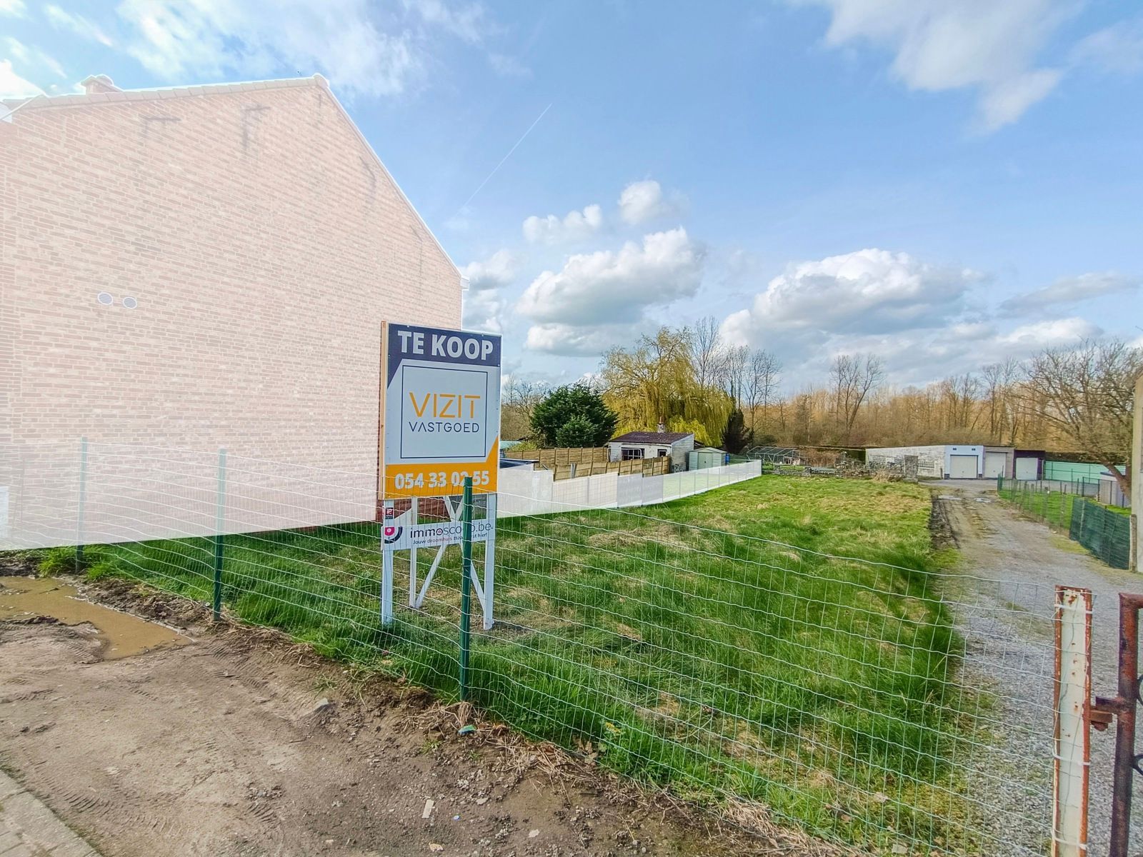 Rustig gelegen bouwgrond voor half-open woning foto {{pictureIndex}}