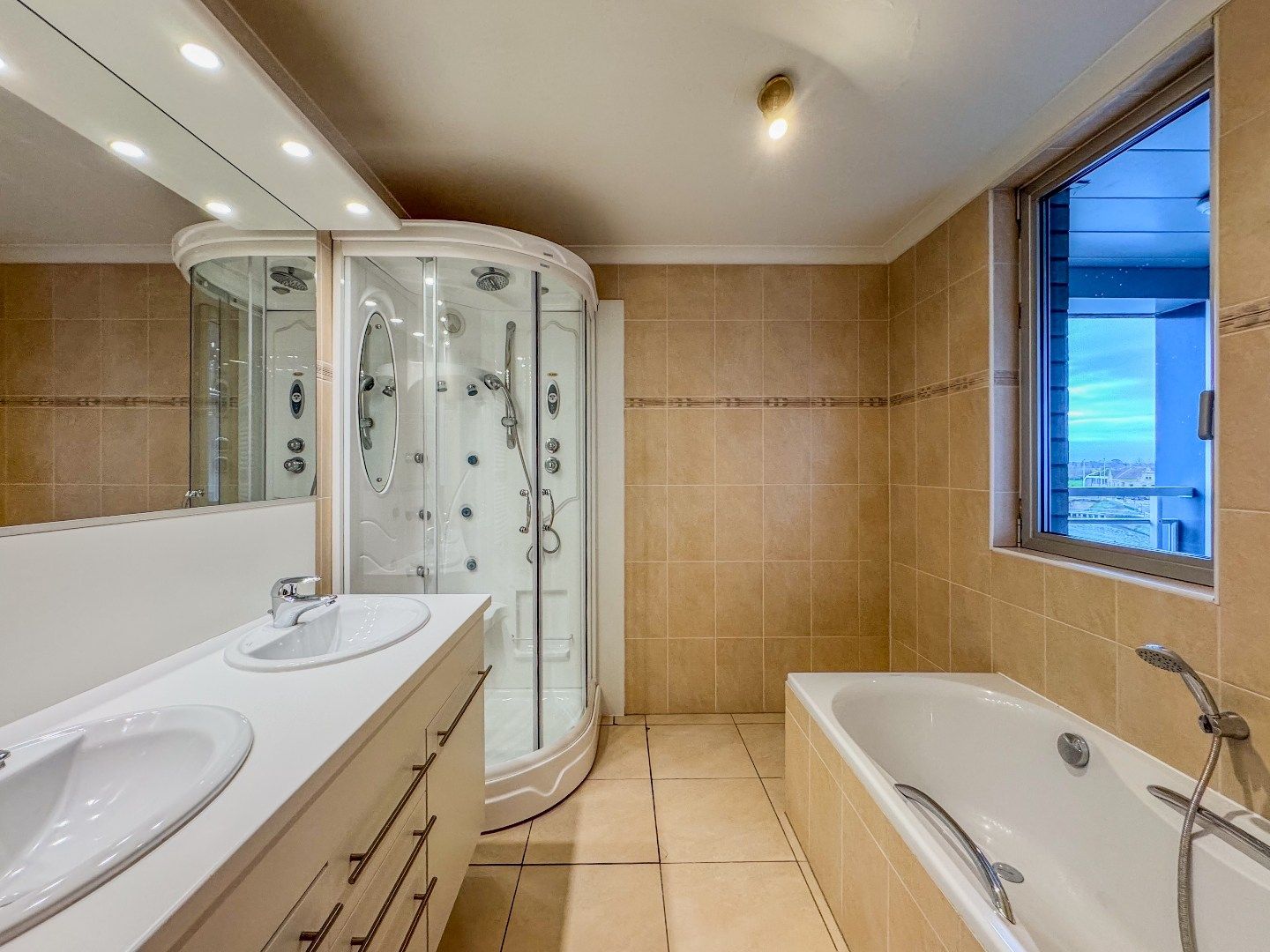 Ruim appartement met 2 slaapkamers en terras met prachtige vergezichten! foto 19