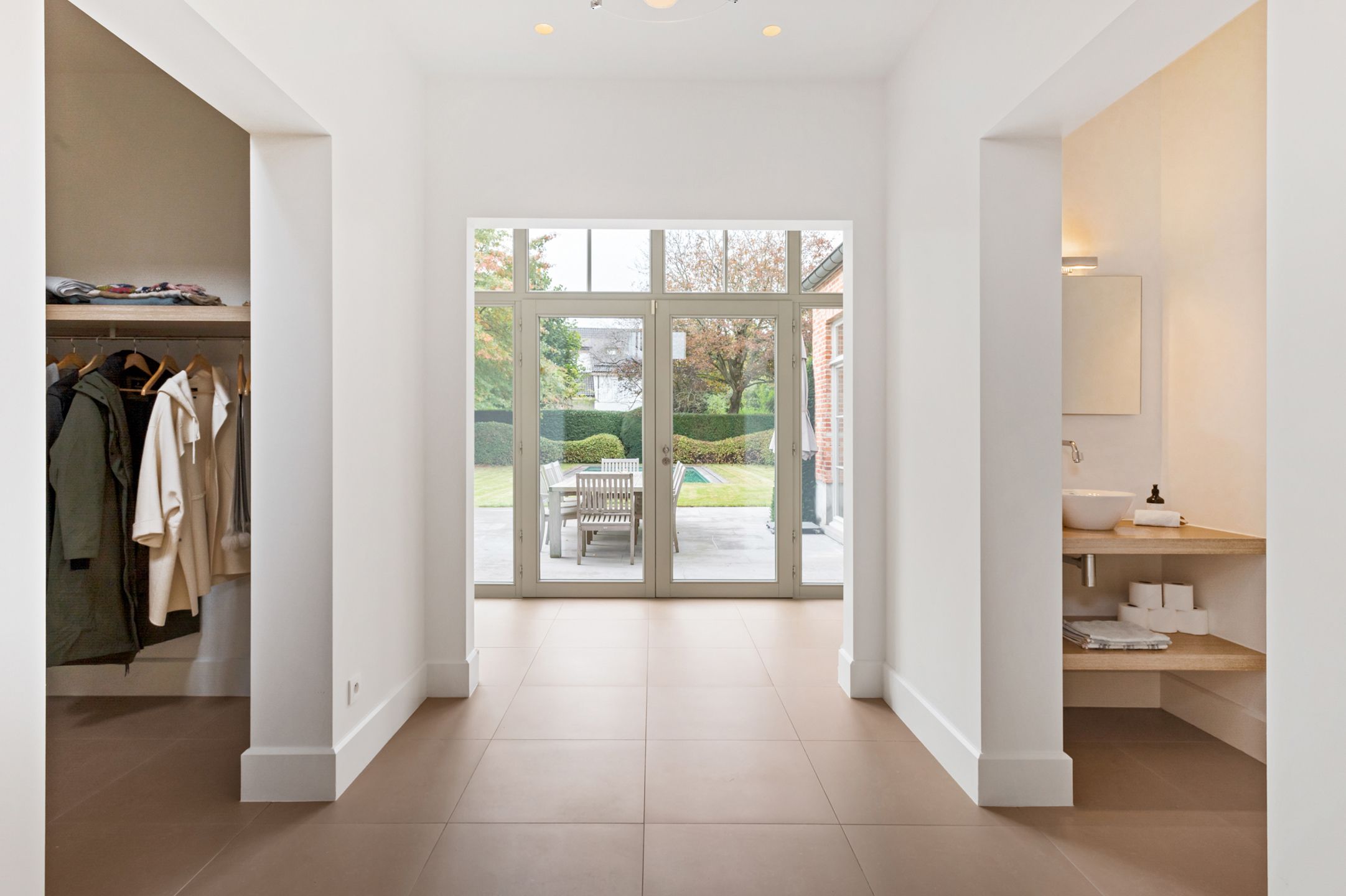 Uitzonderlijk mooie en recente woning op schitterend perceel foto 4