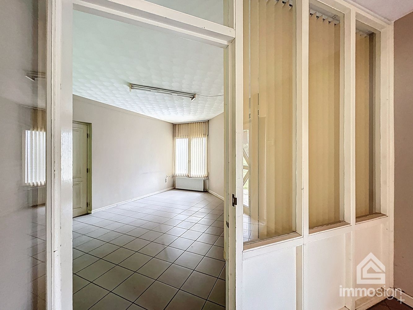 Bedrijfshal, kantoren en twee woonunits. Werken en wonen combineren op één strategische locatie! foto 4