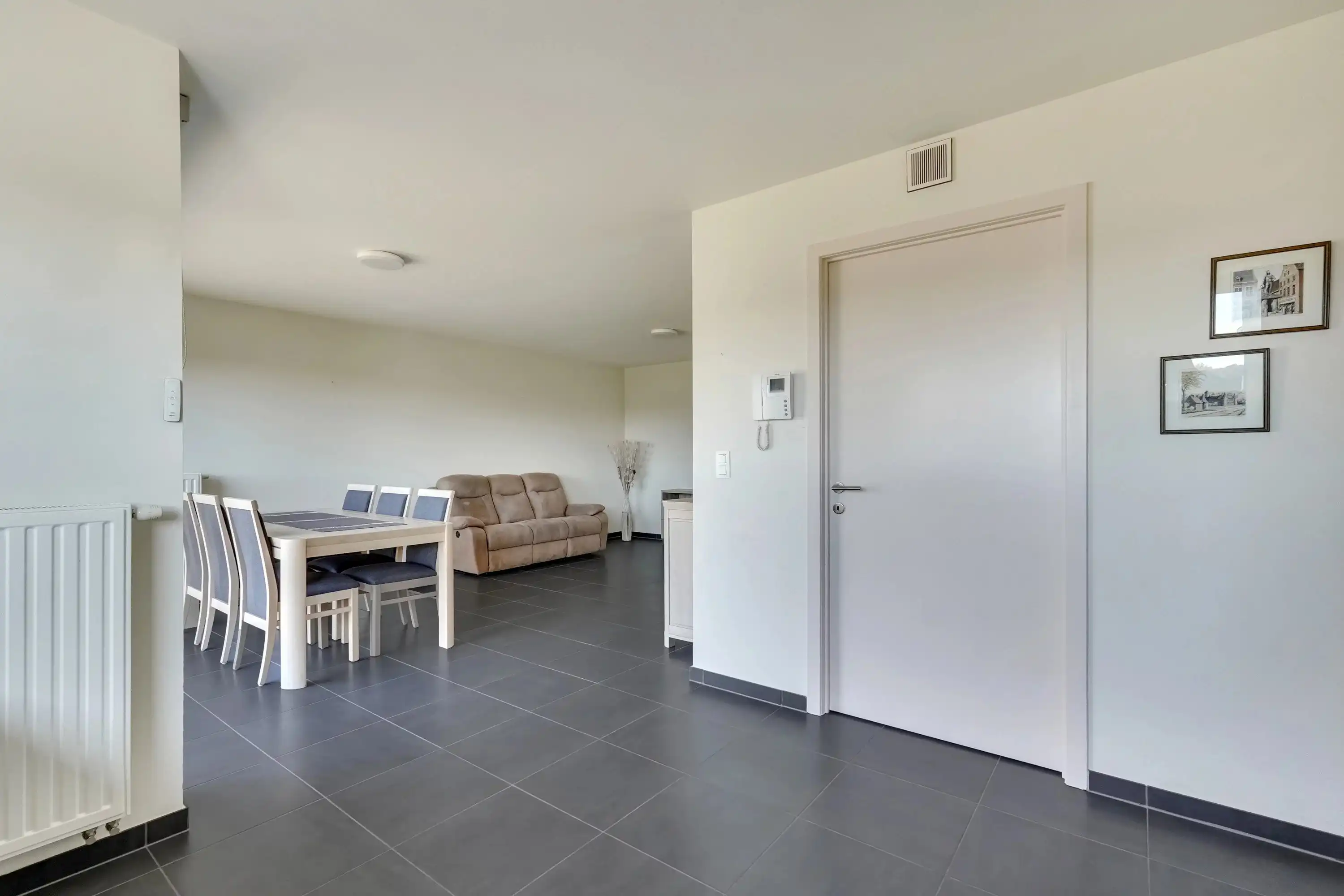 Instapklaar appartement met terras aan centrum Bilzen foto 8