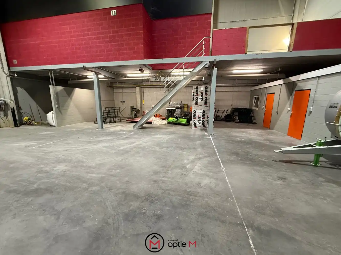 GOED GELEGEN MAGAZIJN MET SANITAIR EN BUREEL foto 5