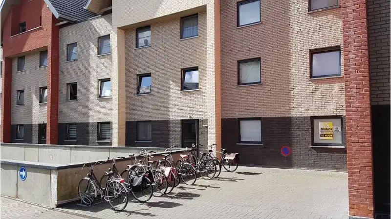 Ruim gelijkvloers 2-slaapkamerappartement met ruim TERRAS en AUTOSTANDPLAATS te huur in Brugge foto 14