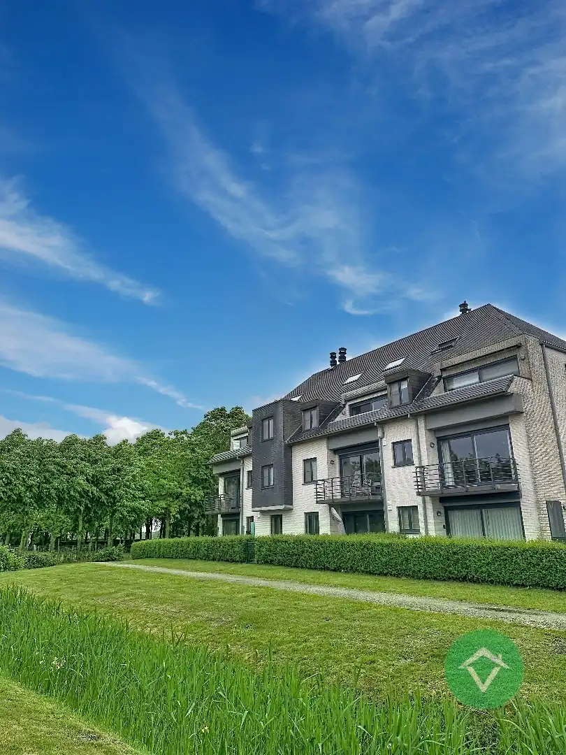 Lichtrijk appartement met garage en prachtig zicht op het park ’t Oosthof te Koekelare foto {{pictureIndex}}