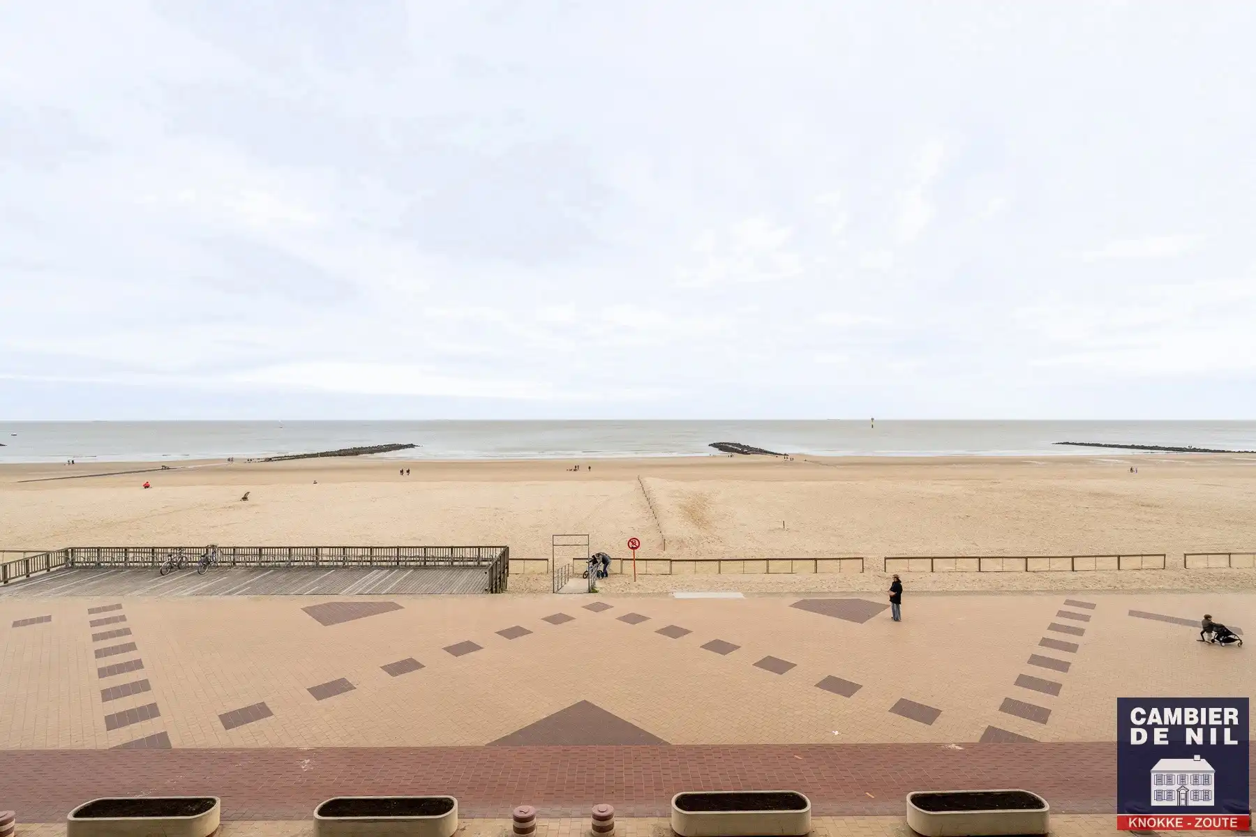 Gemeubeld appartement met frontaal zeezicht aan het Vanbunnenplein foto 30
