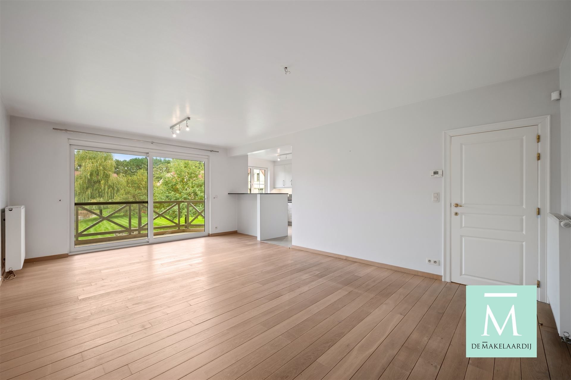 Mooi appartement met autostaanplaats en berging, gelegen in een afgesloten parkdomein foto {{pictureIndex}}