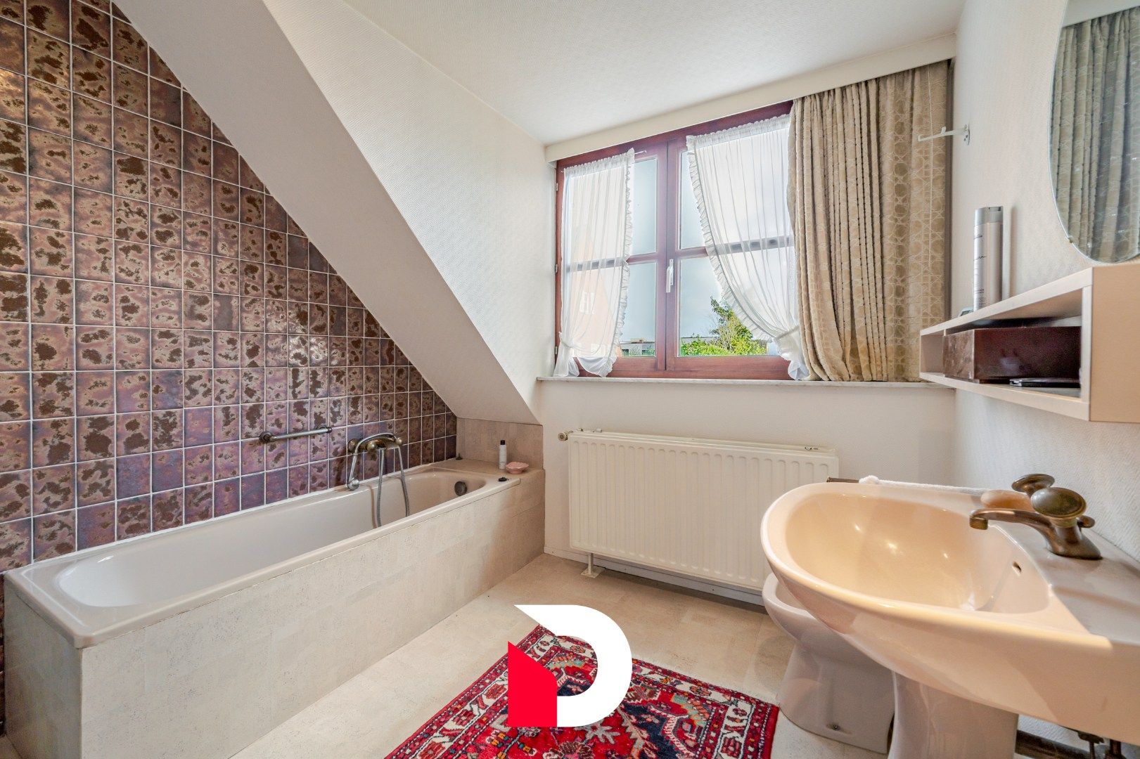 Deze statige halfopen woning is gelegen op een steenworp van de Markt te Eernegem. foto 14