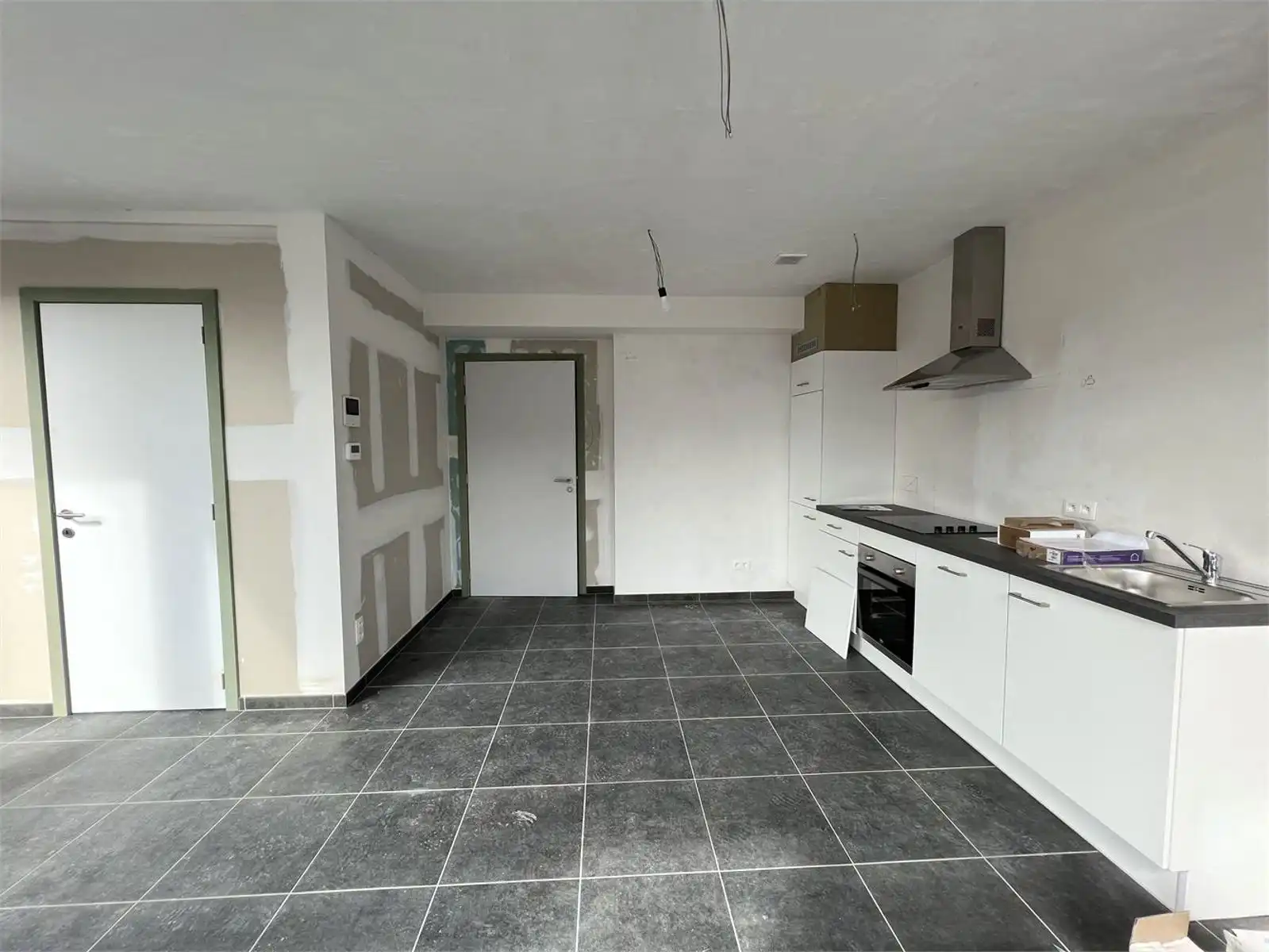 Zeer ruime nieuwbouw studio met slaaphoek, terras en ruime ondergrondse autostaanplaats te huur in het centrum van Leuven foto 4