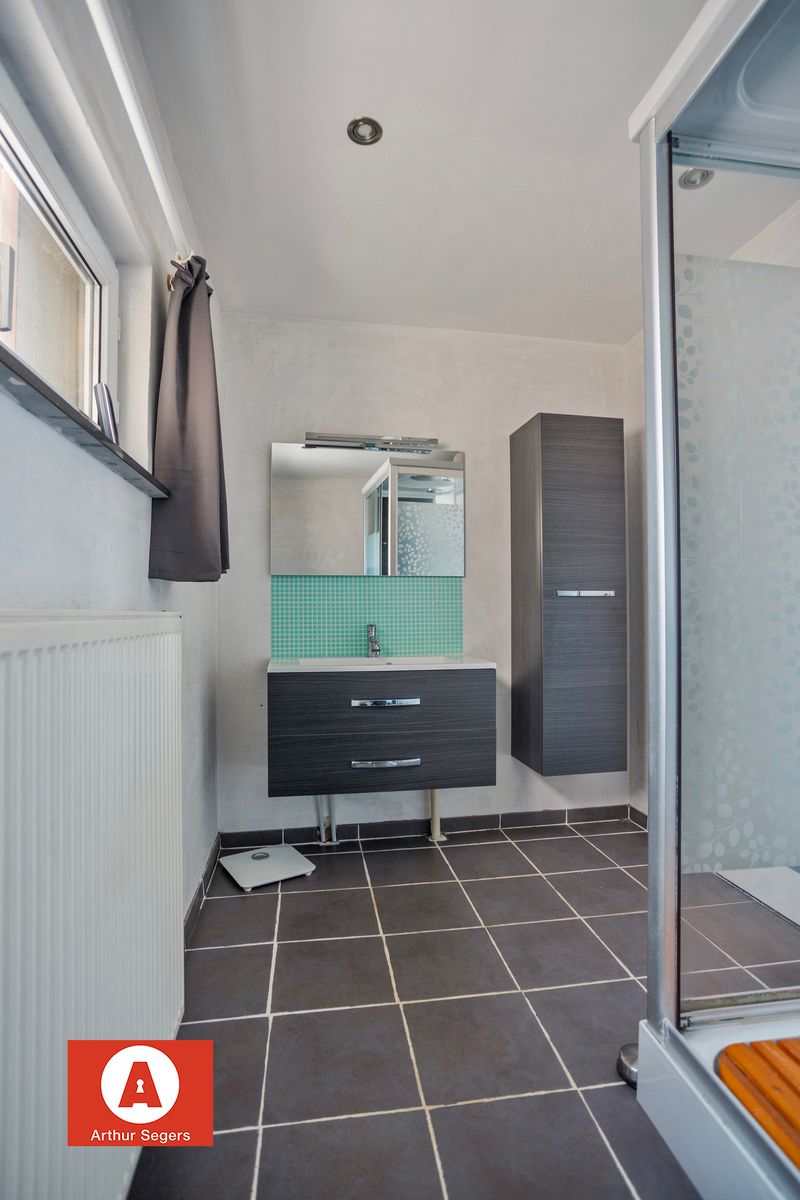Gezinswoning met 4 slaapkamers, tuin en gerenoveerd dak. foto 18