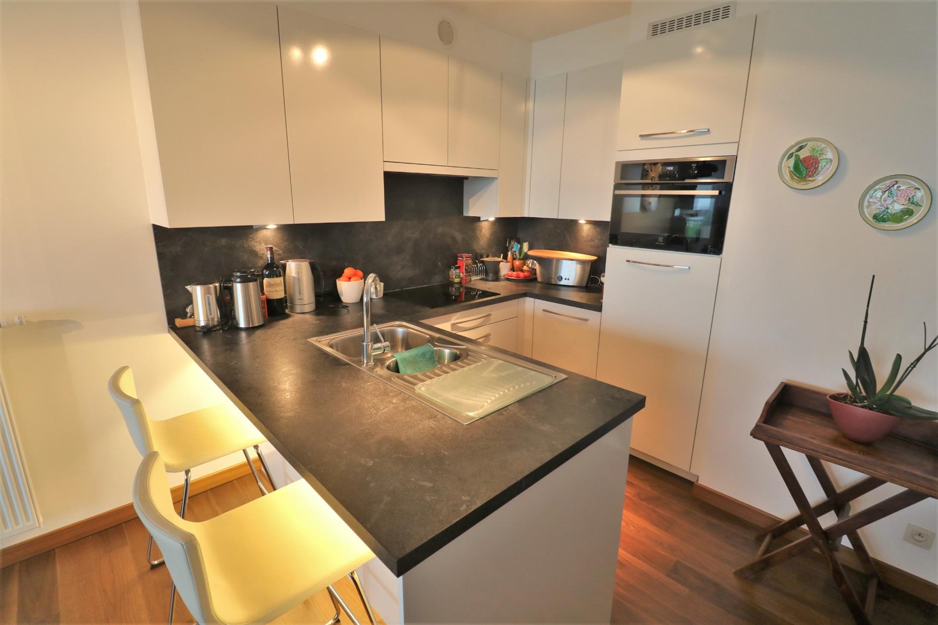 Luxueus 2-slaapkamer appartement met zonneterrassen en prachtig open zicht op de Spuikom te Bredene! foto 9