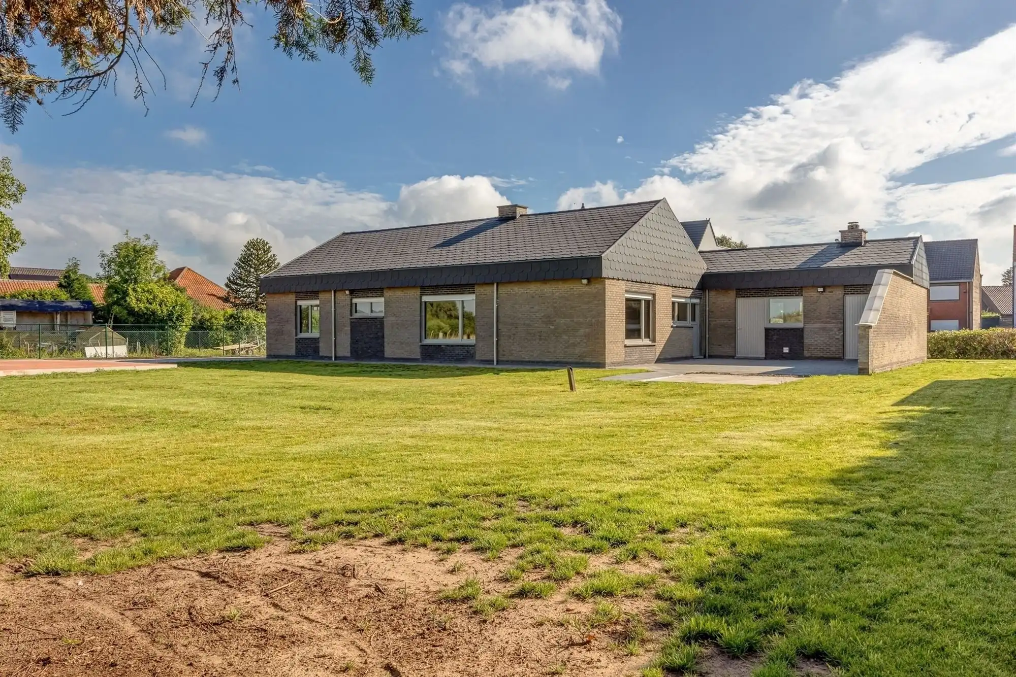 Bungalow op perceel van ca 1824m² in het groen foto {{pictureIndex}}