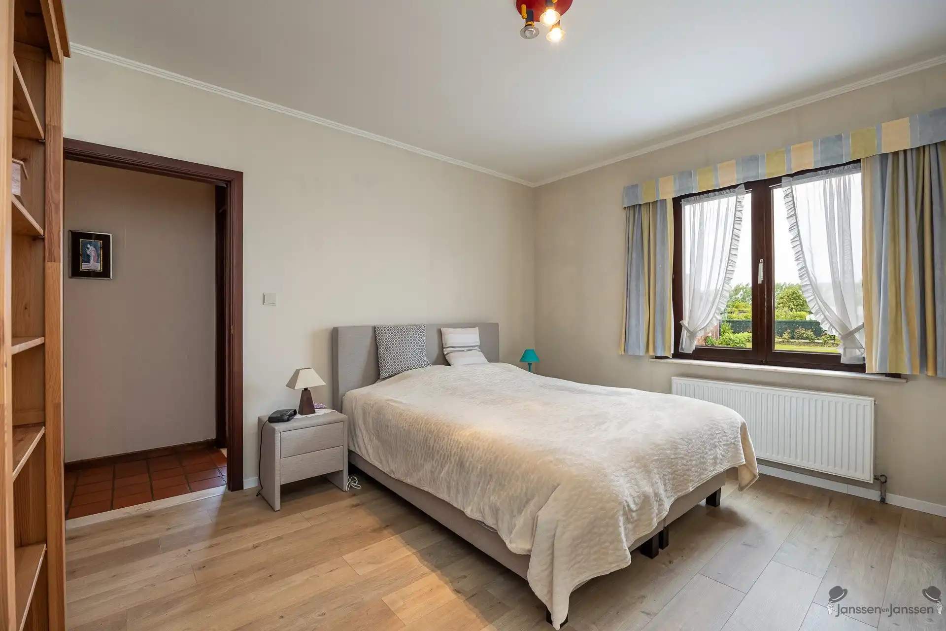 Verzorgde woning met grote tuin foto 23