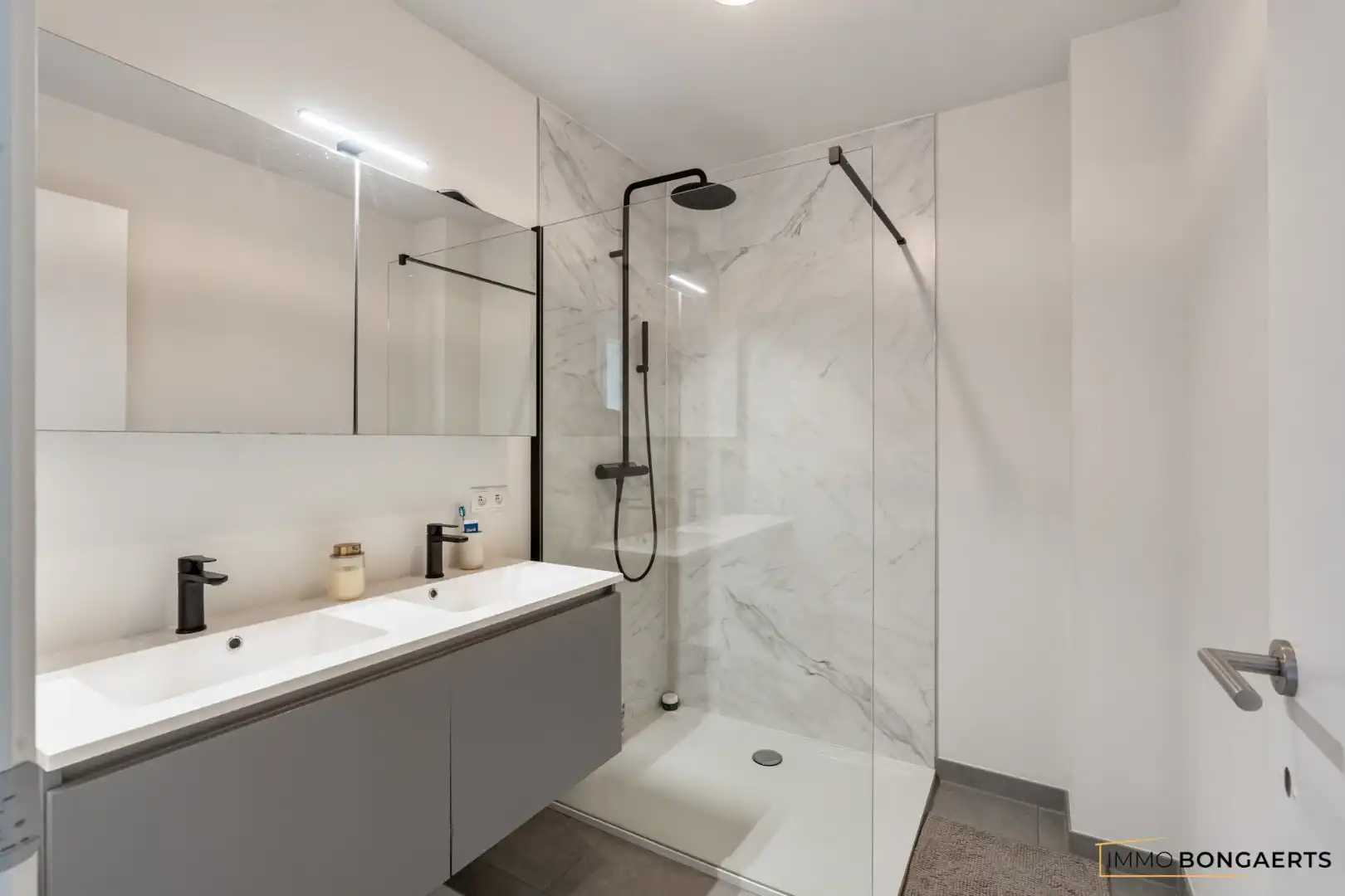 Modern appartement met 2 slaapkamers in Genk foto 14