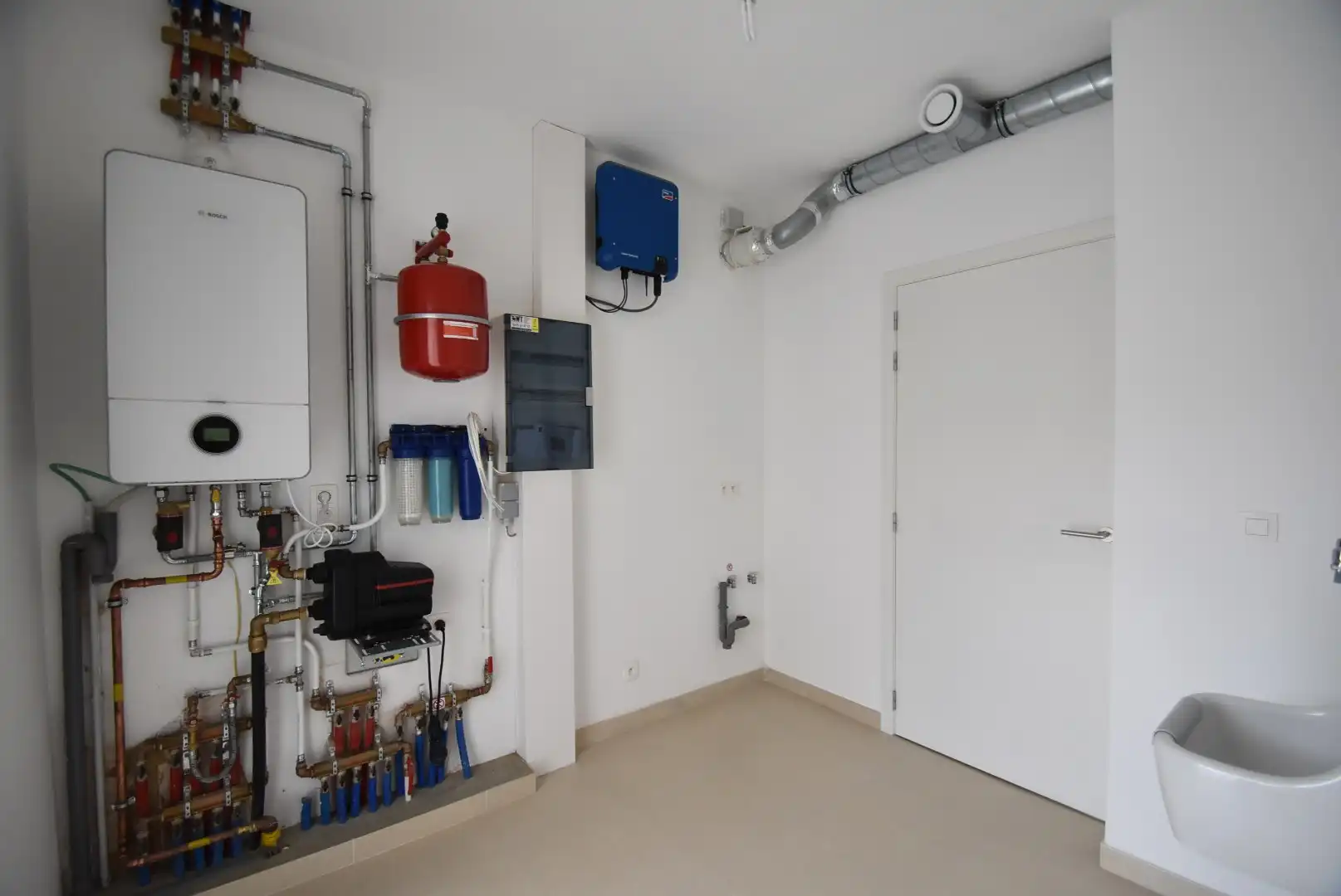 Fris en luchtig gerenoveerde woning met drie slaapkamers, terras, en garage, inbegrepen de stroom via zonnepalen.  foto 19