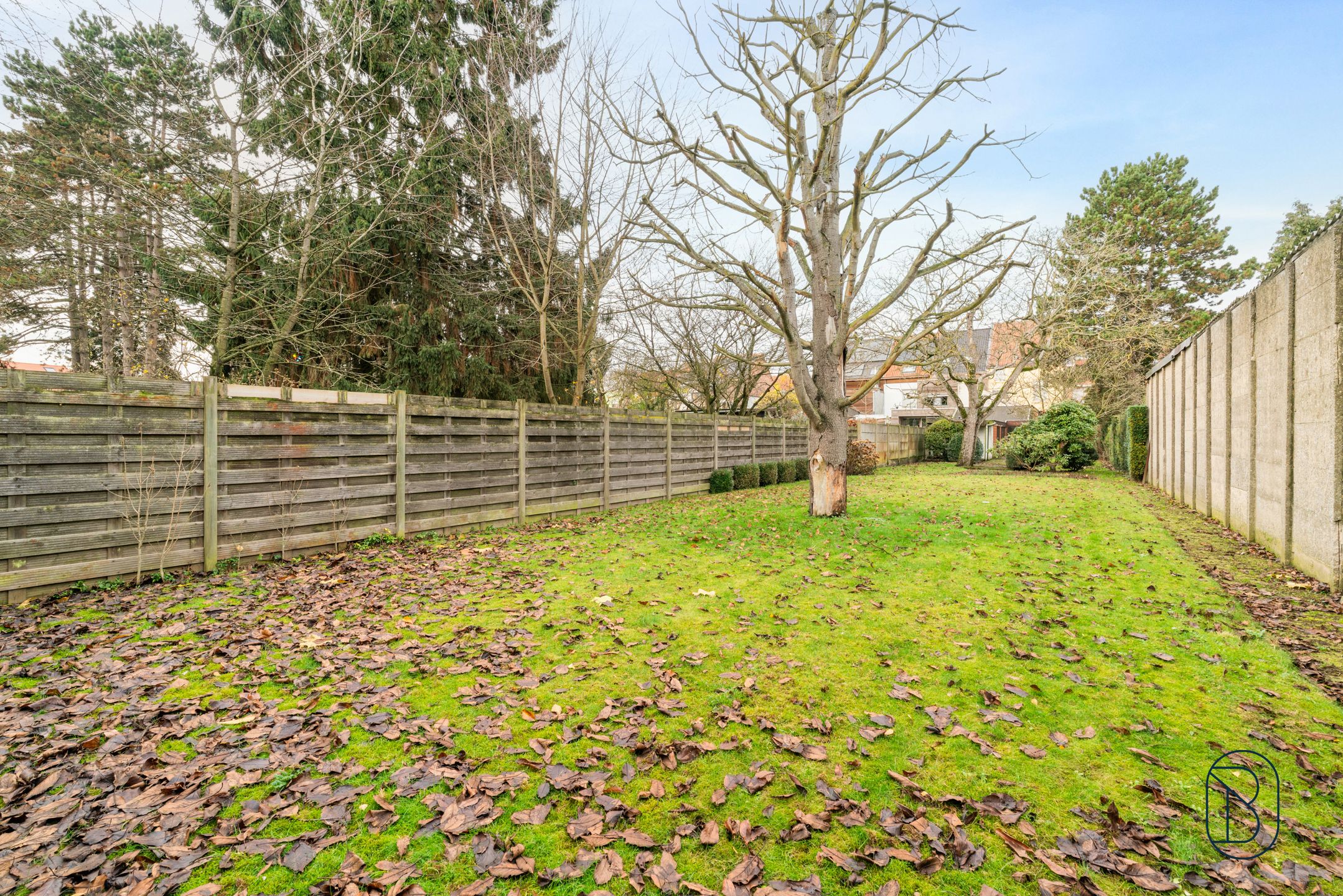 Topgelegen opbrengsteigendom met garage en grote tuin foto 3