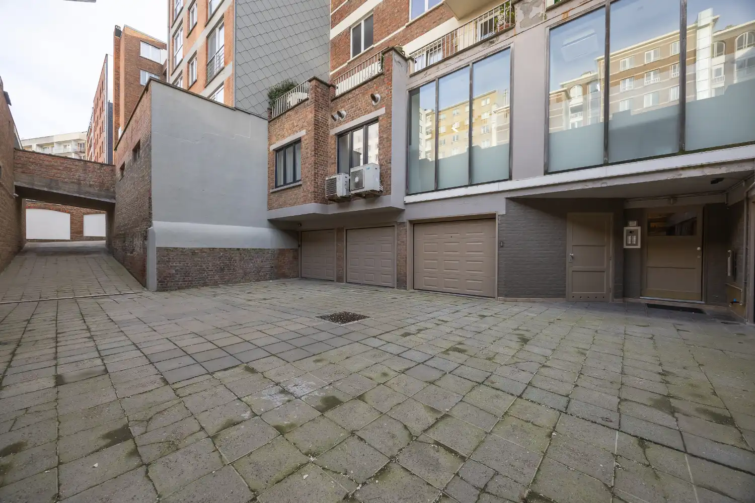 Gerenoveerd 2-slaapkamer appartement met inpandige garage in hartje Oostende foto 27