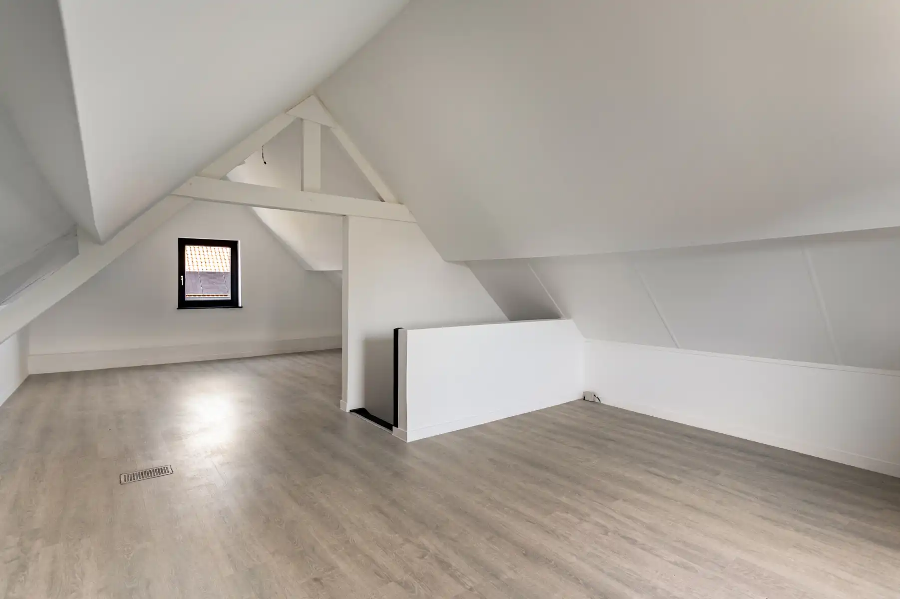 Instapklare gezinswoning met 4 slaapkamers, tuin en garage foto 26