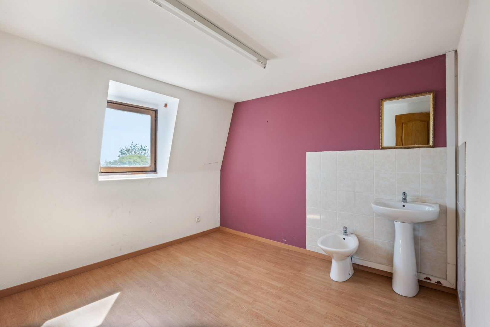 Te renoveren hoekwoning op strategische ligging foto 10