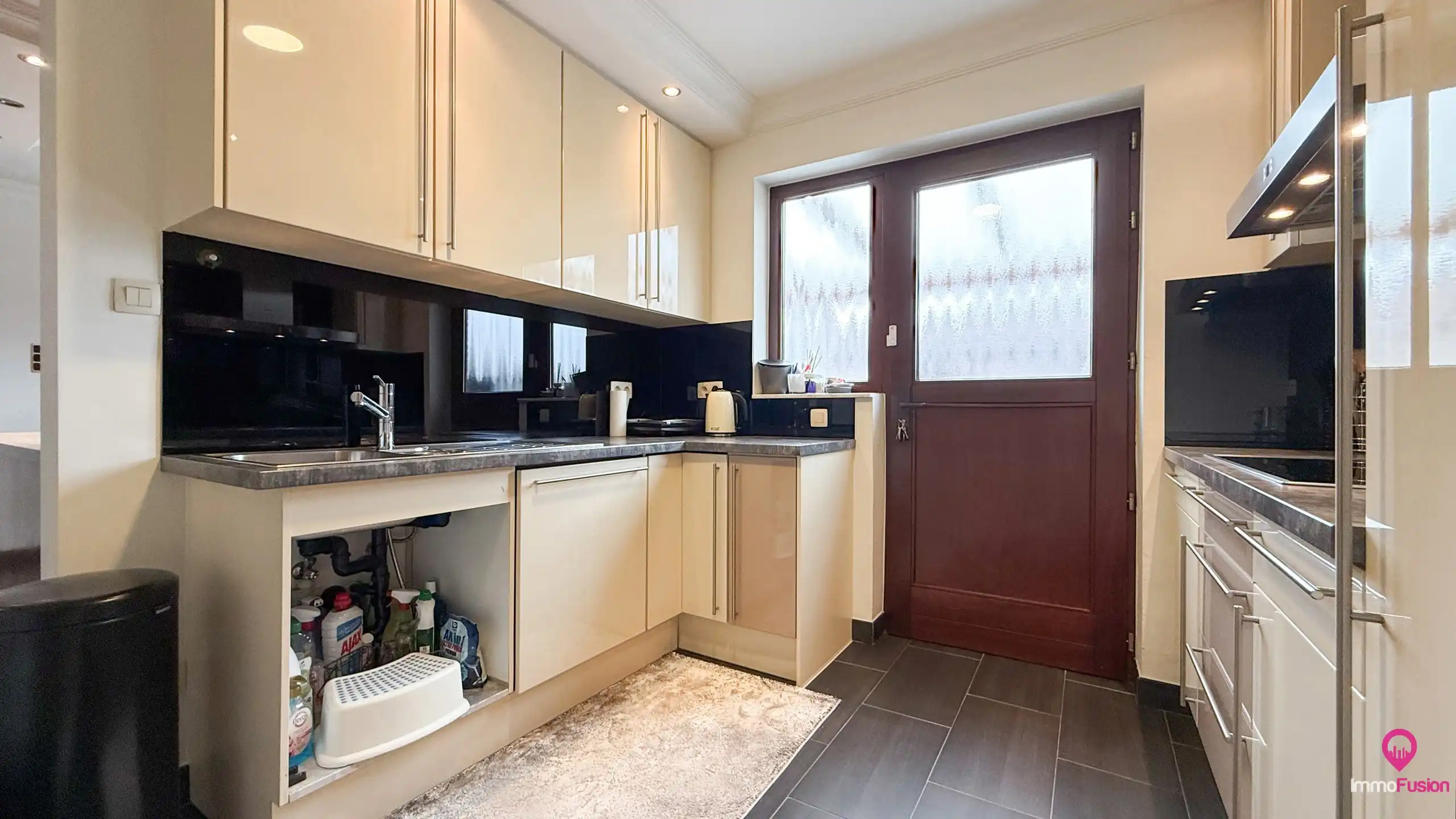 Ruime gezinswoning met 4 slpk, zonnepanelen en grote tuin! foto 17