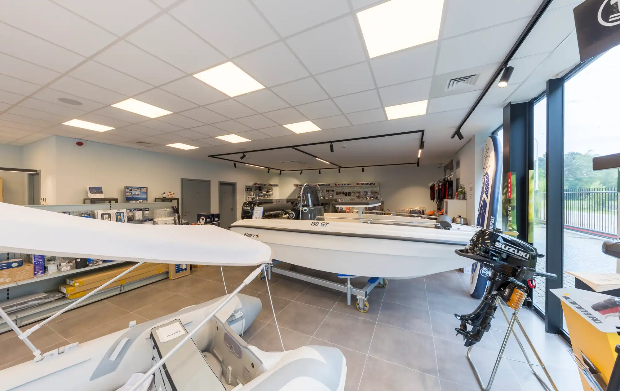 TE HUUR: Recent en hoogwaardig afgewerkt bedrijfs-/kantoorgebouw met showroom, magazijn en ruime parking foto 7