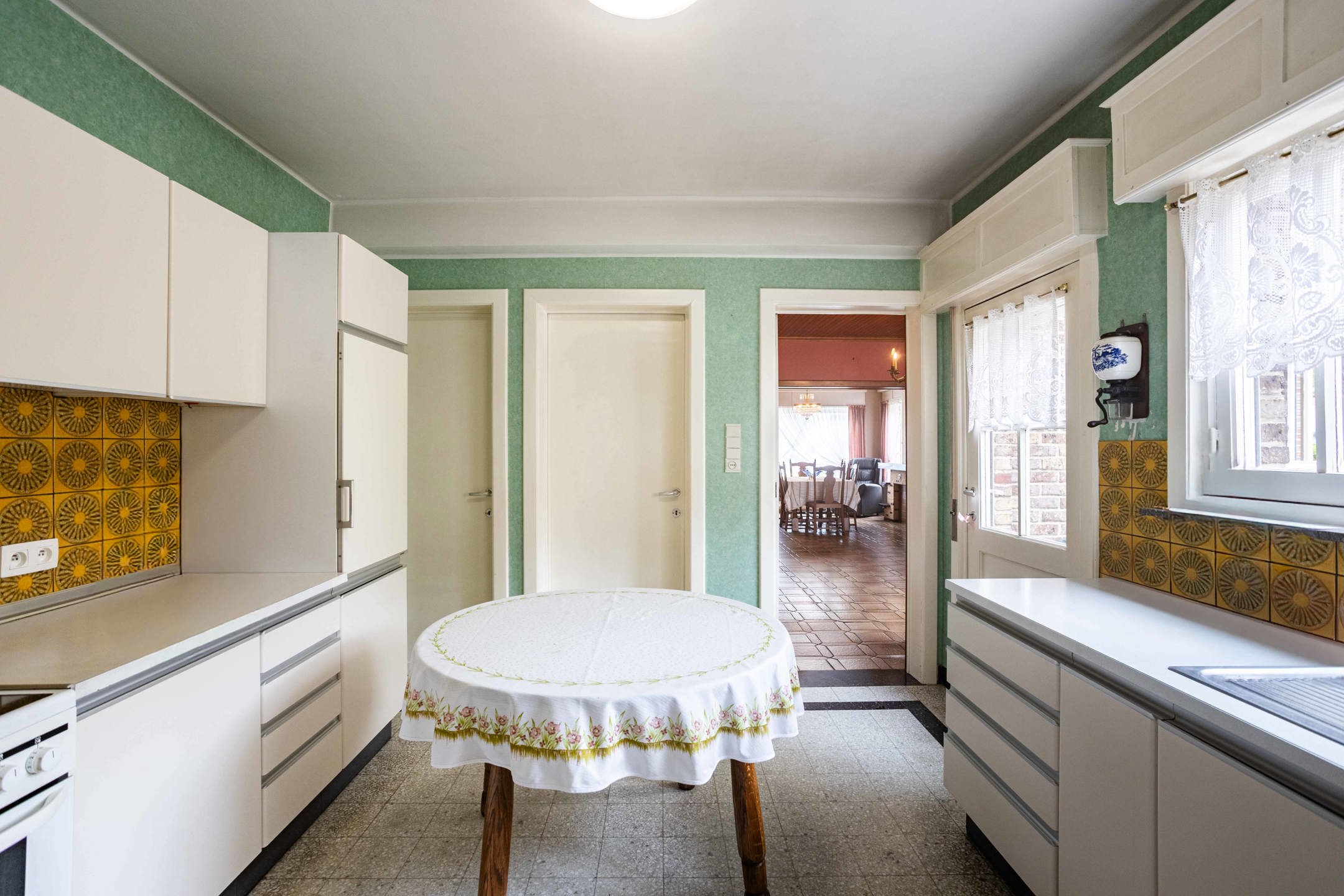 Te renoveren solide woning met garage op uitstekende locatie foto 11