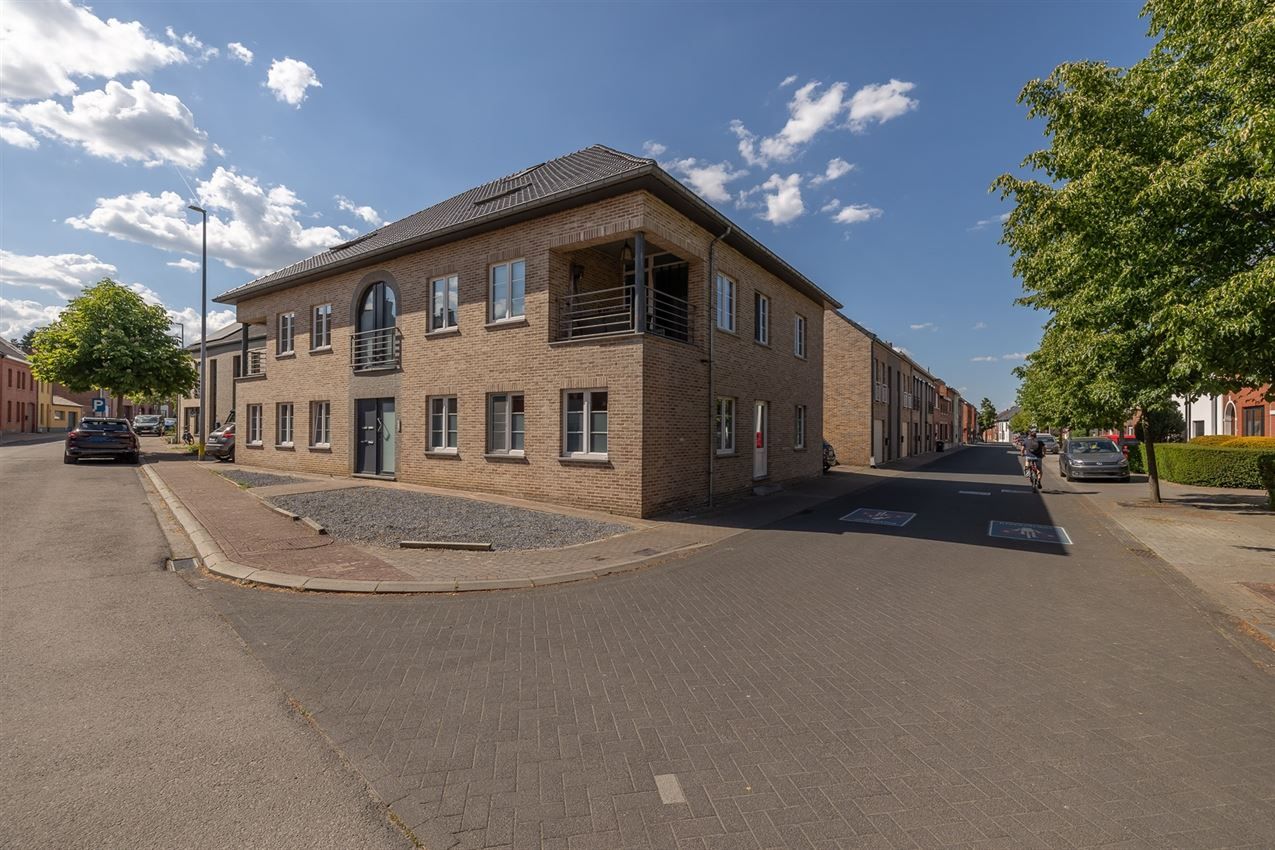 Royale duplex met terras en garage foto 33